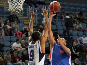 Liga Turca (J22): La derrota de Efes Pilsen en casa ante Mersin le cuesta el puesto a Perasovic. Preldzic, triple-doble. Espectáculo en Karsiyaka