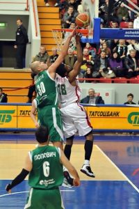 Los jugadores que vienen (V): Maciej Lampe (Caja Laboral), Tremmell Darden (Unicaja) y Cedric Simmons (Asefa Estudiantes)