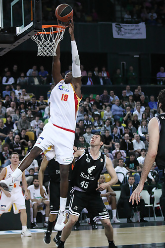 Mamadou Samb se une a <i>Los Hombres de Negro </i>