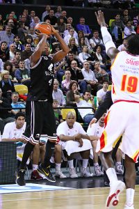 El dúo dinámico Jackson-Warren, suficiente para Bizkaia Bilbao Basket ante un CB Granada luchador, pero inferior