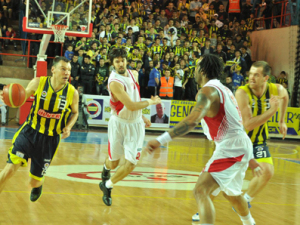 Liga Turca (J24): Efes Pilsen se recupera y a Fenerbahce no hay quien le tosa. Graves problemas económicos para Trabzonspor. Otro MVP para Ali Karadeniz (Michael Wright)