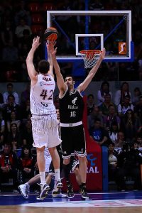 Caja Laboral saca su mejor versión para cerrar el derbi por la vía rápida (89-75)