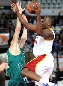 LEGA (J26): Ali Traoré (30p, 12 r y 4t) hace de Superman Howard, pero Lottomatica pierde. Kelvin Rivers, el gran acierto de la Virtus Bologna. Varnado sigue dominando la Legadue