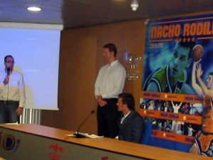 Emotiva despedida de Nacho Rodilla rodeado de compañeros, familiares y amigos