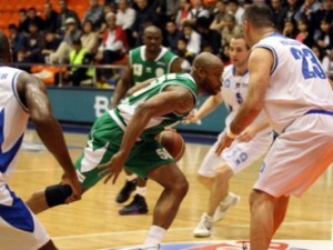 Liga Turca (J29): Fenerbahce finalizará primero la fase regular. Banvit puede arrebatarle a Galatasaray la segunda plaza. Jarvis Hayes, MVP y salva de la quema a Aliaga