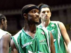 Lega (J28): Omar Thomas y Marques Green (Air Avellino) pueden con la Montepaschi. James <i>Fly</i> White, MVP con 42 de valoración y Sharrod Ford (16+16) vuelve por sus fueros