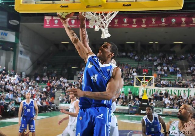 ¡Ligas Ext: James White continúa su show en Italia (42 de val.); Fenerbahce acaba primero de la liga regular; Limoges desciende pero jugará la final de Copa y Haislip consigue 77% en triples en China!