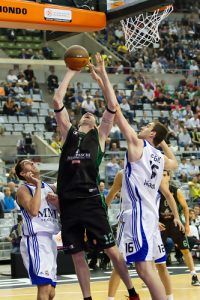 Playoffs Lega (Cuartos de final): la Benetton de Motiejunas, a punto de eliminar a Air Avelllino; Bologna y Sassari se resisten a Montepaschi y Milano; Bennet Cantú pasa por la vía rápida