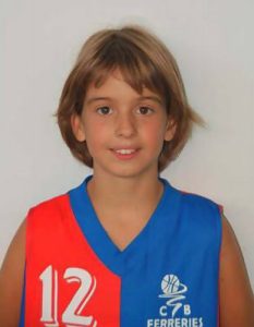La pequeña jugadora Neus Mercada lucha contra la Leucemia pero CB Ferreries y el <i>basket</i> están con ella