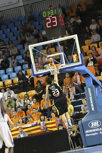 Un demoledor Llull, un eficiente Mirotic y un dominador Fischer derrotan a un Menorca Basquet que se despide de la ACB ante su público (76-91)