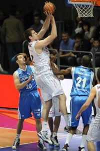 Caja Laboral vence un derby loco con parciales descomunales (79-70)