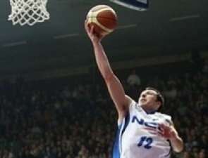 Lega Playoffs (Semifinales): Nicolás Mazzarino guía la victoria de Bennett Cantú sobre Armani Jeans. ¿Es falso el pasaporte de Omar Thomas? Escándalo en legadue con multas para el Umana Venezia