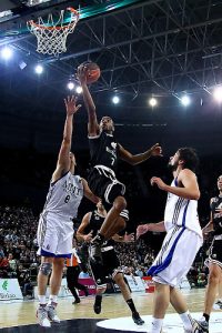 Bilbao seguirá disfrutando de la magia de Aaron Jackson y dice adiós a Paco Vázquez