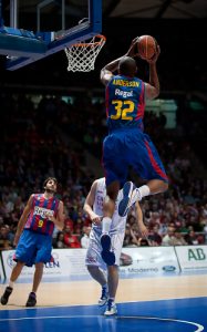 El talento y la cabeza fría del Regal Barça acaban con el corazón, la última bala del Baskonia (61-71)