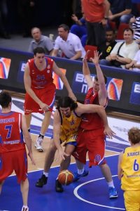 Liga Rusa PBL (Final): Khimki consigue sumar una victoria y voltear el factor cancha cuando la serie se traslada a su cancha