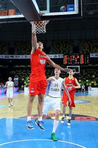 Eurobasket U20 (J4): España se encomienda a <i>Super-Mirotic</i> (41 puntos y 14 rebotes) para superar con apuros a Ucrania (67-72)