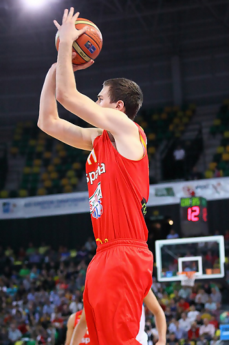 Joan Tomàs da el salto a la Adecco Oro con C.B. Clavijo