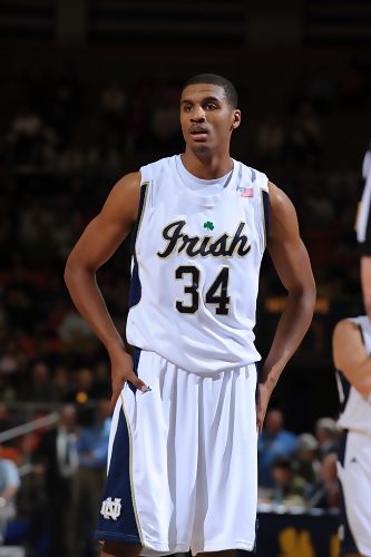 Cáceres corta a Carleton Scott