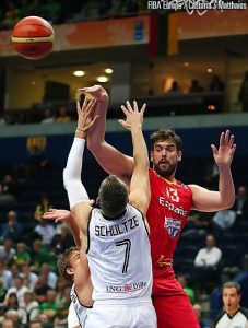 España vive en el filo pero vence a Alemania