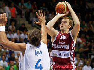 El letón Rihards Kuksiks completa el perímetro de Valencia Basket