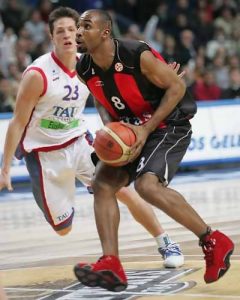 Fred House recala en el Tau Cerámica