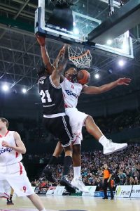 EL-J1 (Viernes): Bizkaia Bilbao Basket completa el debut soñado venciendo a Olympiacos por 76-61. Kirilenko, MVP de la Jornada (Incluye Top10 jugadas de la J1)