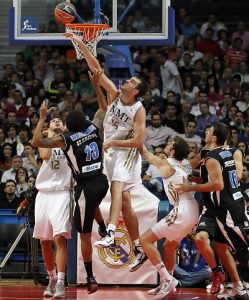 El tamaño sí importa: Un buen arranque y el dominio en la pintura dan el triunfo al Real Madrid sobre Obradoiro