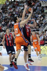 Valencia Basket se repone de una desventaja de 17 puntos para vencer en Vitoria (72-82)