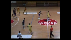 El lanzamiento increible: buzzer beater desde mitad de cancha y… ¡de espaldas al aro!