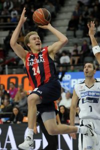 Caja Laboral acaba con  Blusens por la vía rápida (72-53)