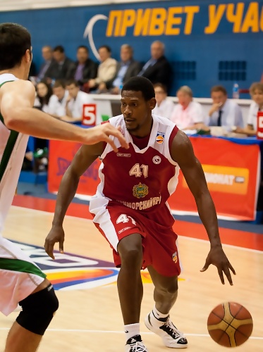 Liga rusa (J3 y 4): CSKA se queda solo en cabeza tras la derrota del Khimki ante el Primorye de Cuthbert Victor; el Lokomotiv sigue remontando el vuelo