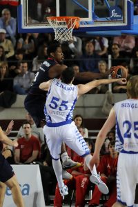 Un parcial de 12-2 del Caja Laboral acaba con la resistencia alicantina (65-55)