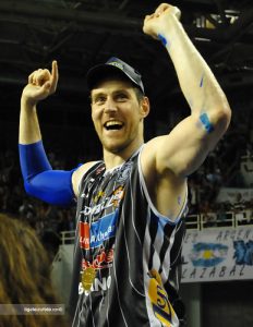 Liga argentina LNB (Super 8): Peñarol campeón con Nocioni; Duro cruce entre Montechia y Leo Gutiérrez; Finales polémicos