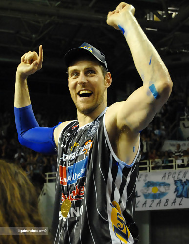 Liga argentina LNB (Super 8): Peñarol campeón con Nocioni; Duro cruce entre Montechia y Leo Gutiérrez; Finales polémicos