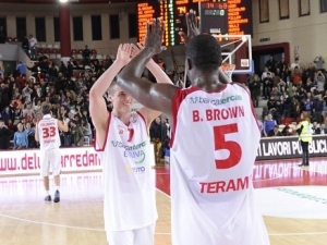 Lega (J15): Brandon Brown (Teramo) explota en la derrota del Emporio Armani ante el colista; Clay Tucker y Nihad Djedovic, letales para la Roma; Benetton Treviso, en caída libre; Mustafa Shakur, MVP