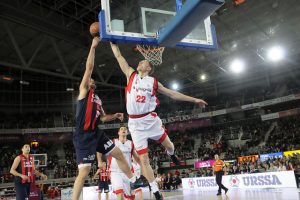 Asselin y Downs terminan con la paciencia del Iradier Arena (65-76)