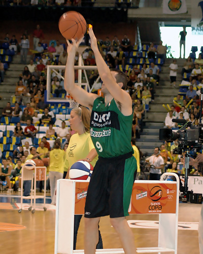 Principio de acuerdo entre Bilbao Basket y Paco Vázquez. Reacciones en la familia del Bilbao Basket al accidente de Rubén Quintana.