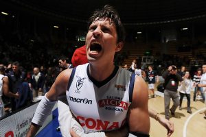 Lega (J18): Crisis deportiva del Emporio Armani; Scavolini lidera el grupetto perseguidor de Montepaschi; Petteri Koponen se lleva el MVP de la semana y Andrea Pecile, el mejor en Legadue