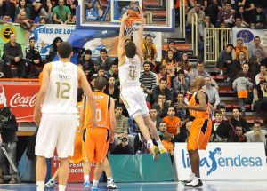 El Real Madrid asalta Fuenlabrada y mantiene el liderato (57-79)