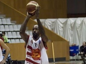 Middleton agranda su leyenda y ficha por el Lucentum a sus ¡46 años!