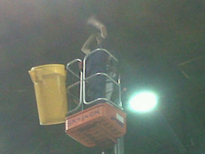 El ingenio ante todo: en Argentina cuelgan un balde del techo para evitar que las goteras suspendan un partido