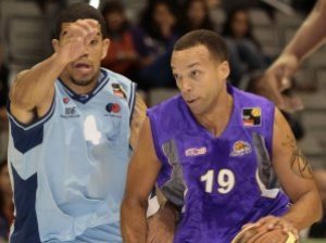 Jeff Xavier, puntos para el perímetro de Ford Burgos