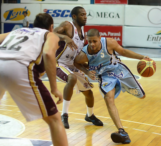 Liga Argentina LNB (J19 y J20): Peñarol aprovecha la ausencia de Obras; Pepe Sánchez inspirado; Polémica entre Quinteros y Asociación de Jugadores