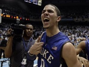Universo NCAA: Austin Rivers, el hijo de “Doc”, gana sobre la bocina el mayor clásico universitario (85-84)