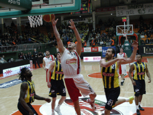 Liga Turca (J18): ¡El colista Bandirma da la mayor sorpresa de la temporada tumbando a Fenerbahce! Jaka Lakovic, inmaculado en el tiro. Elton Brown, MVP