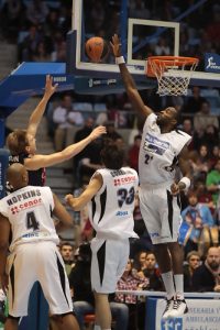 La magia del Sar guía al Blusens Monbus a otra victoria de prestigio (89-87)