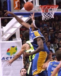 El Tau pierde a Scola pero gana a McDonald por 3 años y Cheikh Samb se desvincula del Axa Barcelona