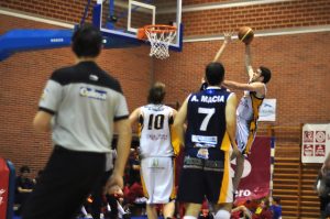 Adecco Plata (J18):Ganan lo favoritos. Debut a lo grande de Alberto Miguel con Aguas de Sousa. Albert Ausina (MVP) y Alex Thompson suman 42 puntos y 24 rebotes para Aurteneche
