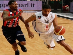 Lega (J22): Montepaschi Siena también acusa el cansancio de la Coppa; Quinton Hosley (Sassari) logra el MVP y el ‘reinsertado’ Charlie Bell pasa de los 0 puntos a los 31. Kirksay, cerca de Estudiantes