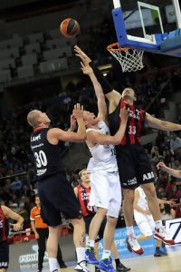 Caja Laboral disfruta de su victoria más cómoda y hunde a Unicaja (90-68)